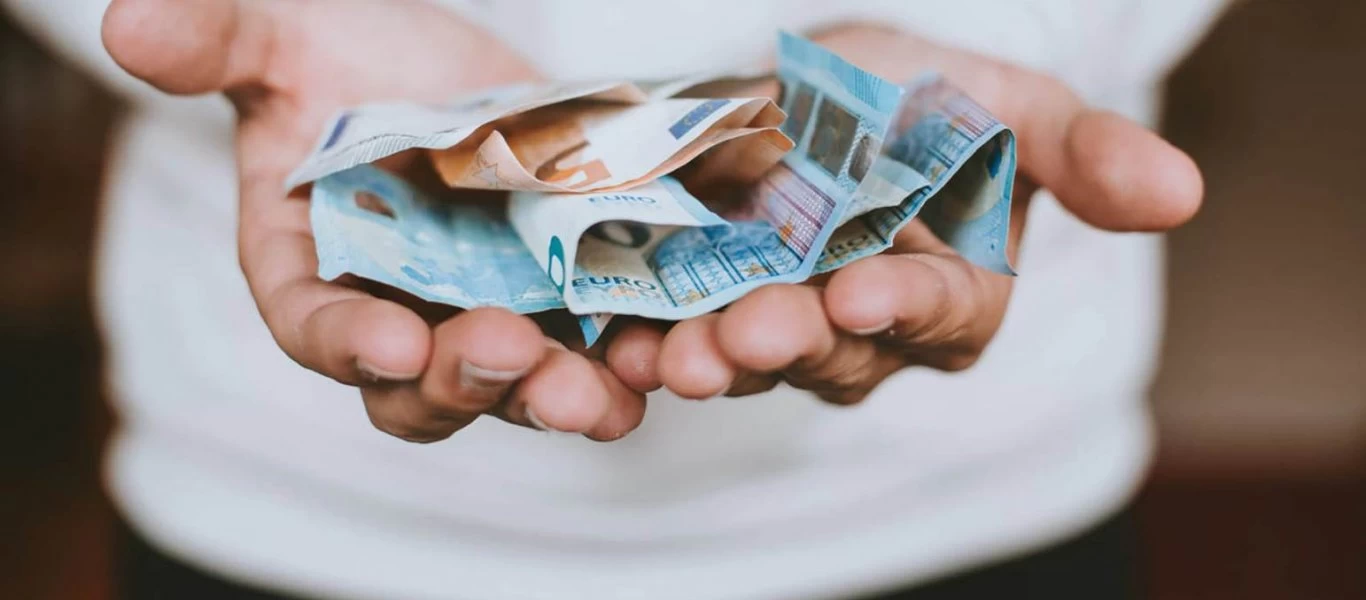 Δείτε μέχρι πότε μπορείτε να υποβάλετε αίτηση για το επίδομα των 1.000 ευρώ από τον ΟΠΕΚΑ - Ποιους αφορά